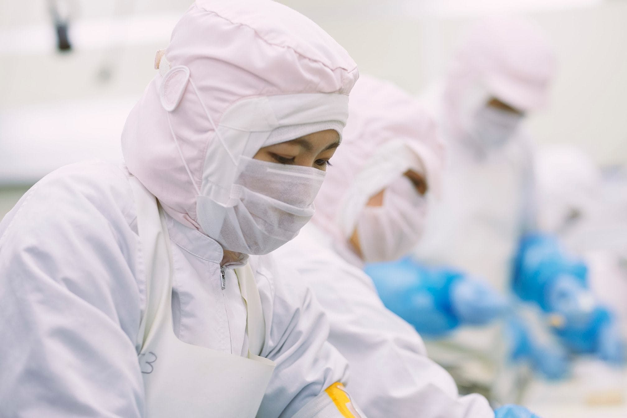 商品工場で働く女性の写真